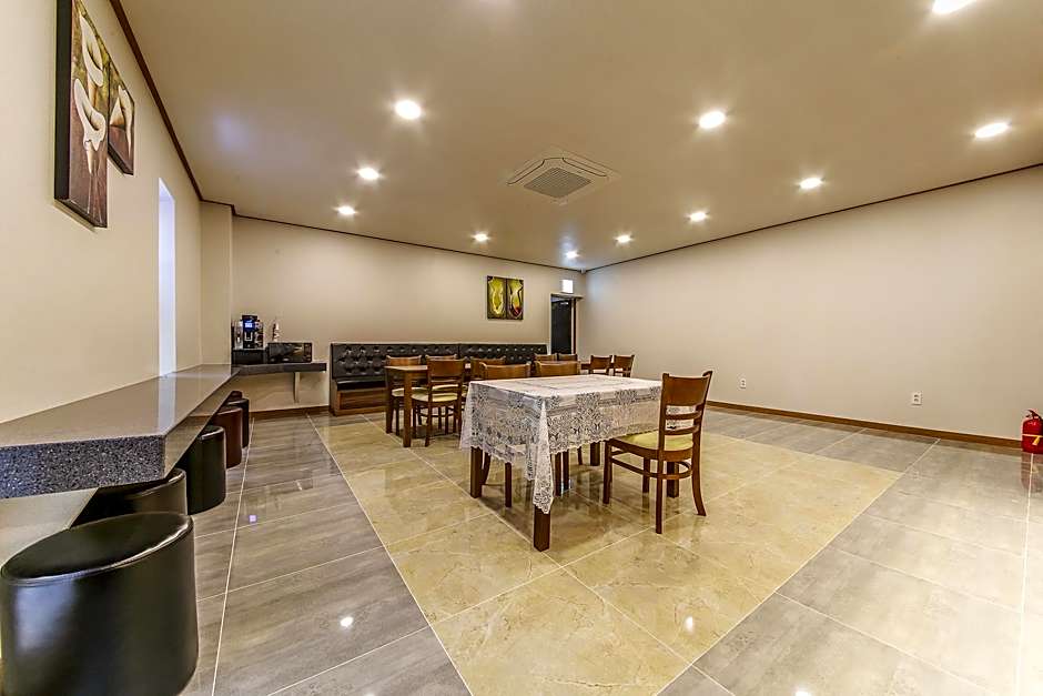 H  Hotel