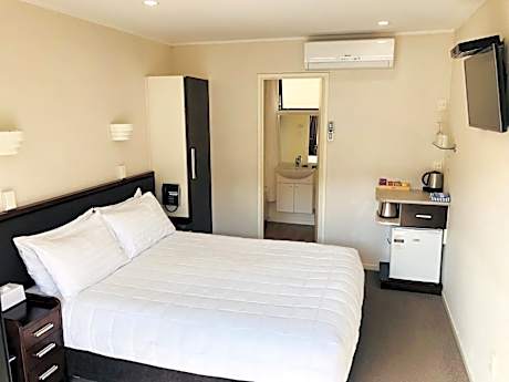 Executive Studio with Bathtub