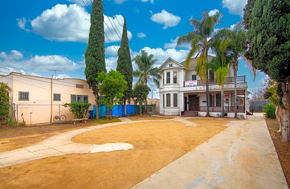 Mariachi Plaza Hotel