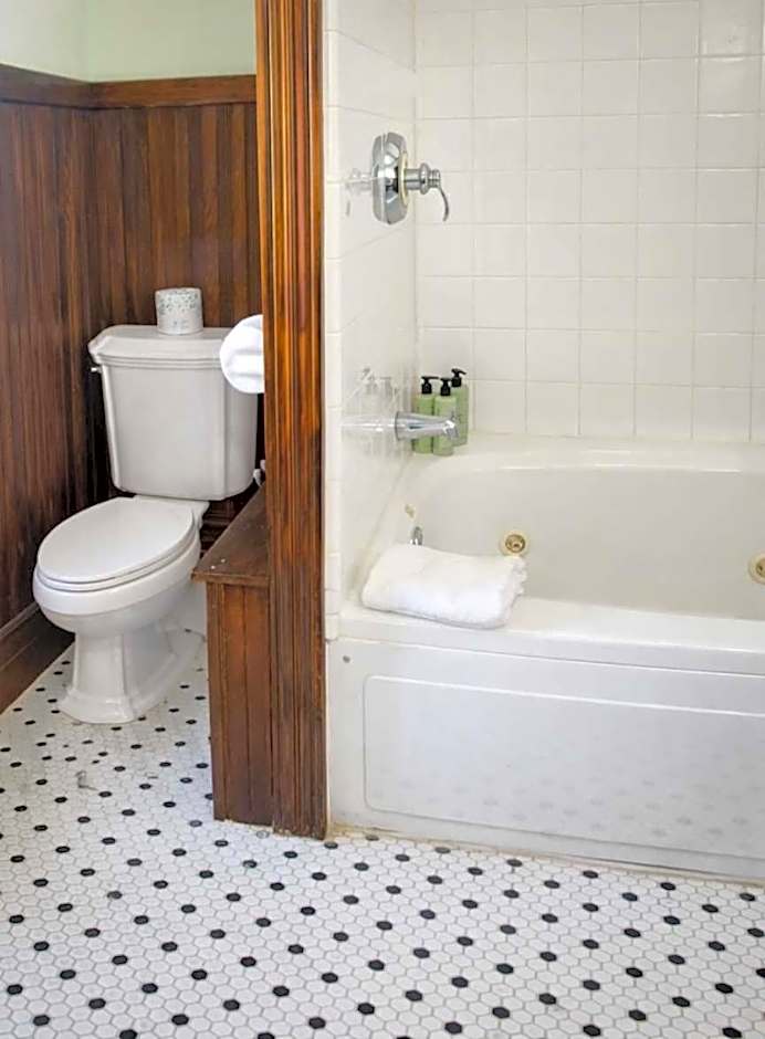 Classic Queen - Curry Mansion with Heated Pool