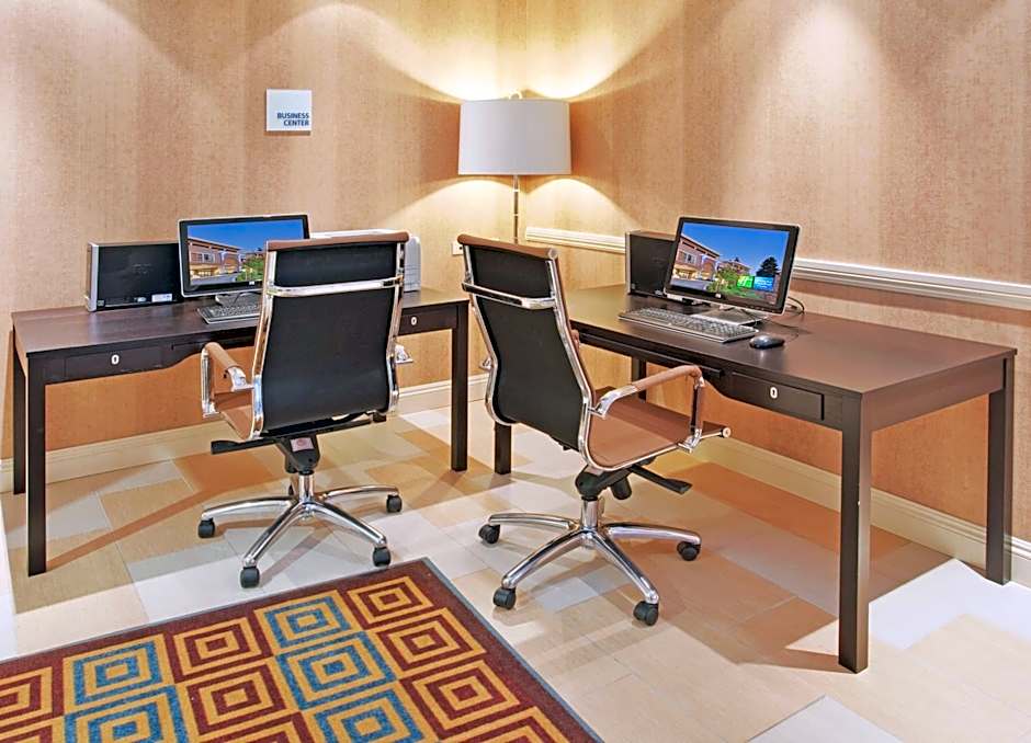 Holiday Inn Express Hotel & Suites Santa Cruz By IHG