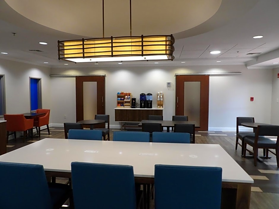 Holiday Inn Express & Suites Huntsville Airport By IHG