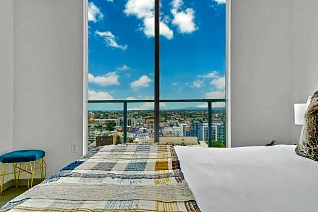 Modern Luxury 2 Bed with Panoramic City Views in Downtown LA
