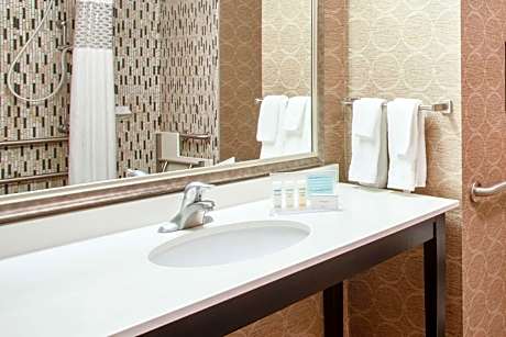 1 King Mobility/hearing Acc Ri Shower Nosmok Vis Doorbell Alrt And Vis Telephone Alrt Hdtv/free Wi-f