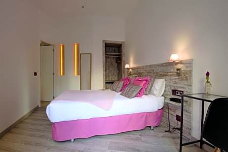 One-Bedroom Apartment with Balcony