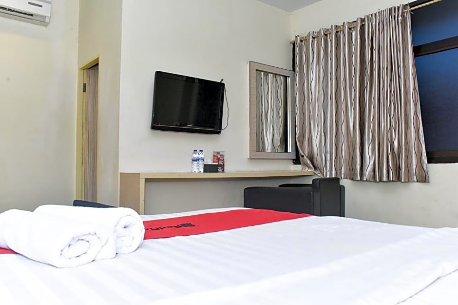 RedDoorz Plus near Sultan Hasanuddin Airport