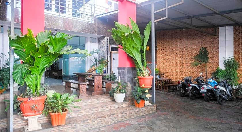 RedDoorz near Batik Tulis Celaket 2