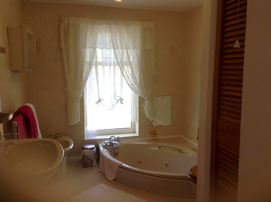 Drakewalls Bed And Breakfast