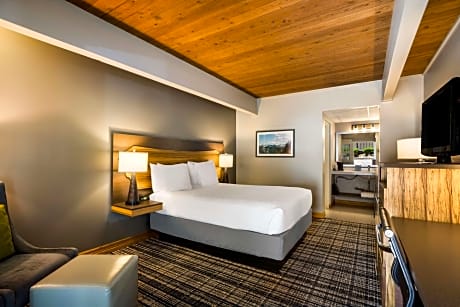 Queen Room with Roll-In Shower - Disability Access