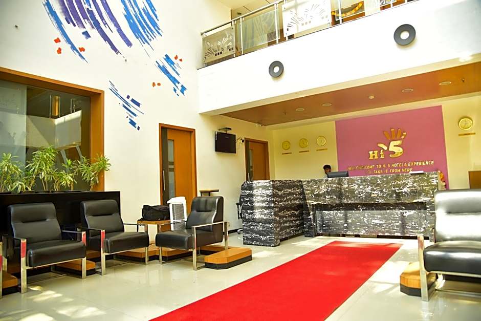 Hi 5 Hotel & Experience