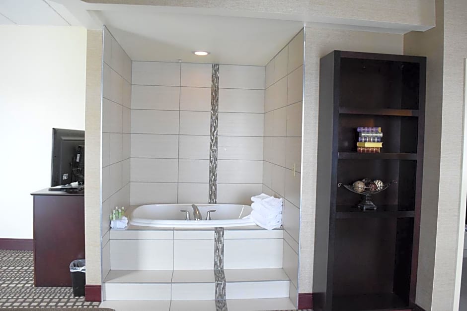 Holiday Inn Express & Suites Geneva Finger Lakes, an IHG Hotel