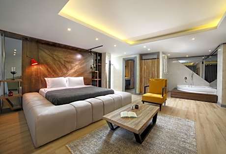 Deluxe Suite with Hot Tub