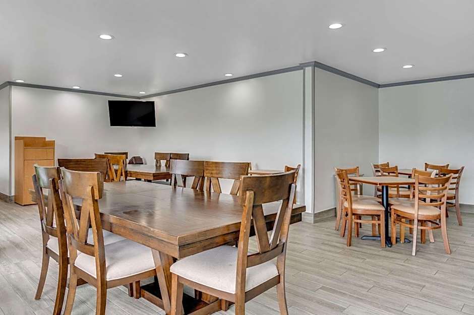 Country Inn & Suites by Radisson, Grand Rapids Airport, MI