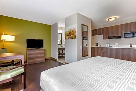 1 King Bed - Non-Smoking, Pet Friendly Room, Wet Bar, Work Desk, Microwave And Refrigerator, Wi-Fi, Full Breakfast
