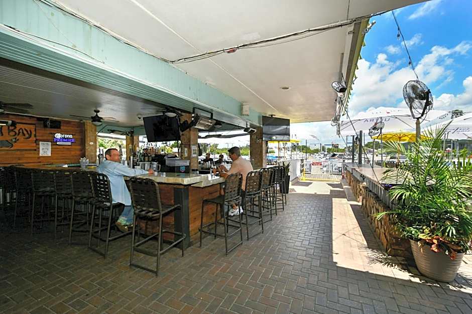Remodeled, Huge Pool, Tiki Bar & Grill, Quiet Room