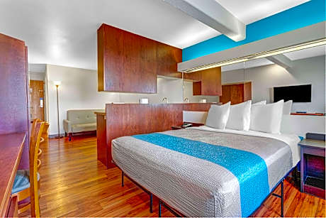 1 Queen Bed | Mob Acc RI Shwr Nsmk Micfridg