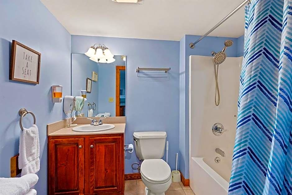 HH 207 Ski-InOut Sunrise Views Village Steps Sleeps 4