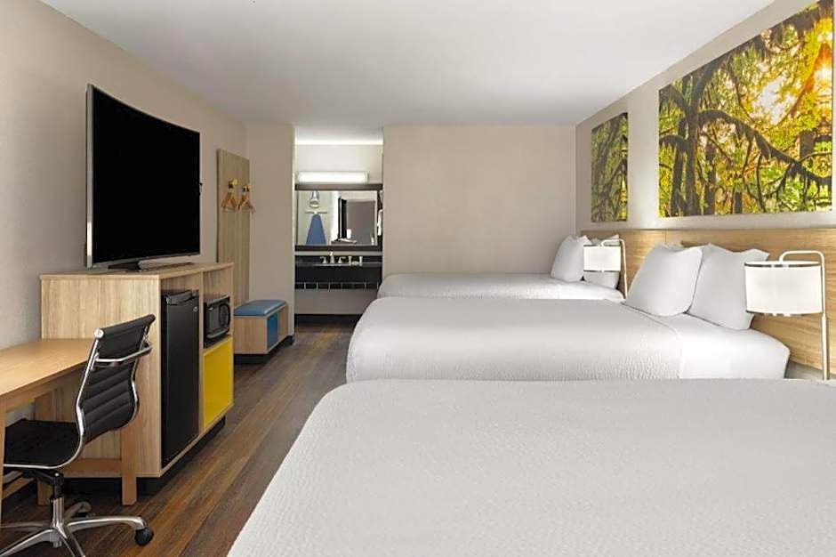 Days Inn & Suites by Wyndham Byram