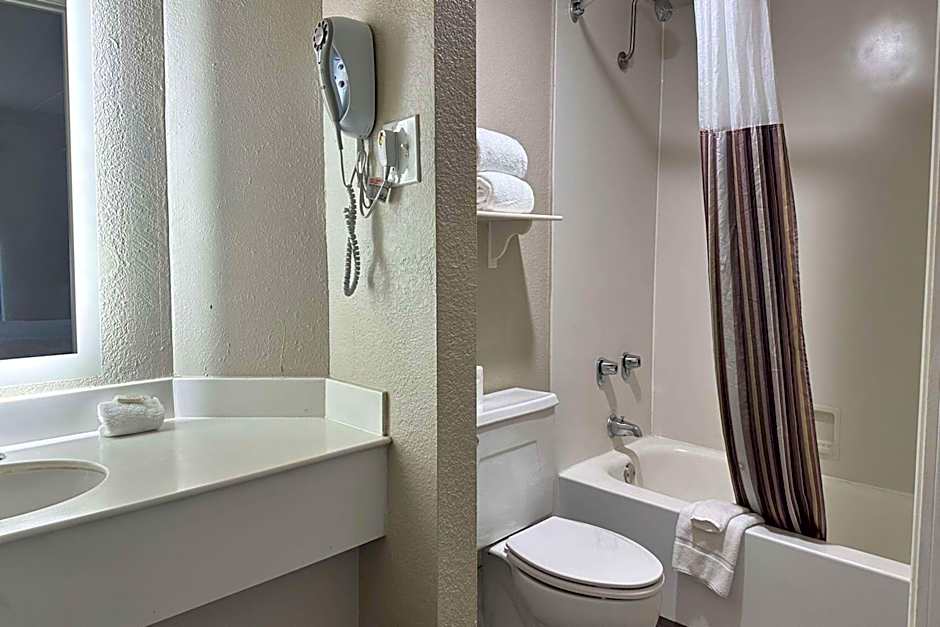 Days Inn by Wyndham San Diego Vista