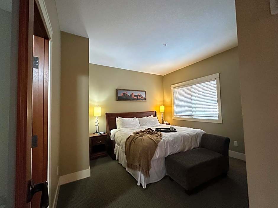 Solara Escape - 2BR Retreat with Pool - Hot Tub - Gym - Spa