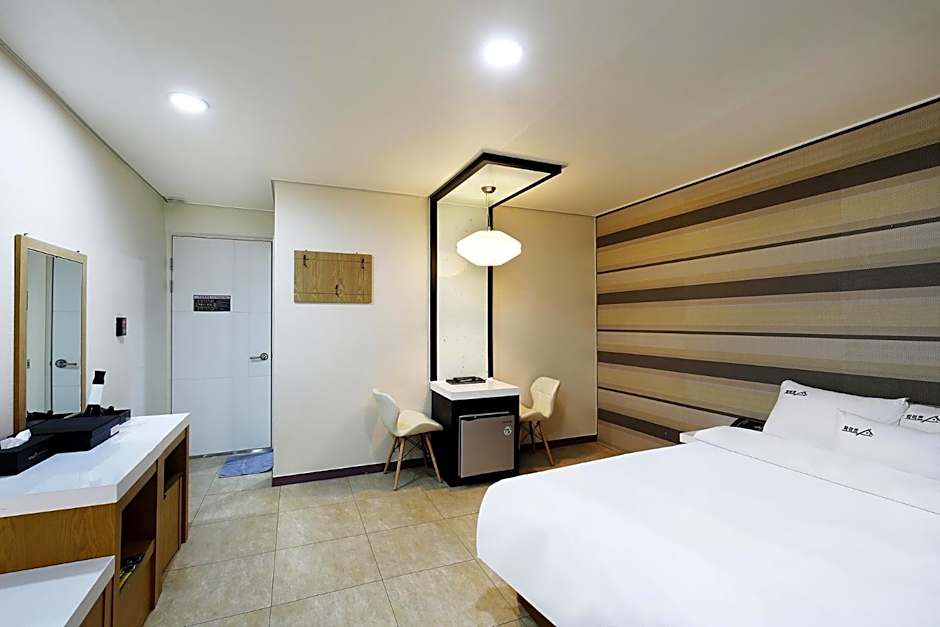 White Tourist Hotel
