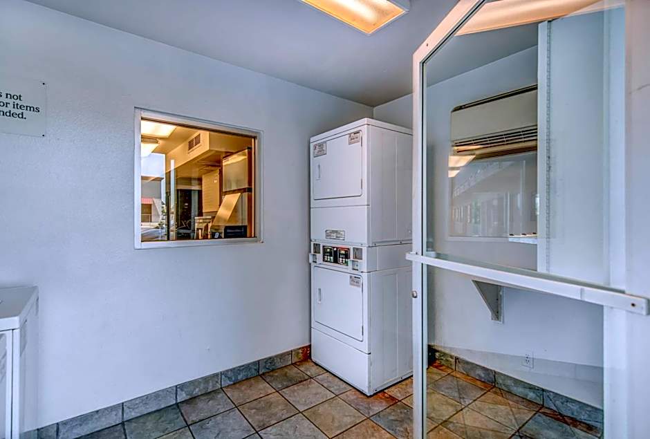 Super 8 by Wyndham Tracy