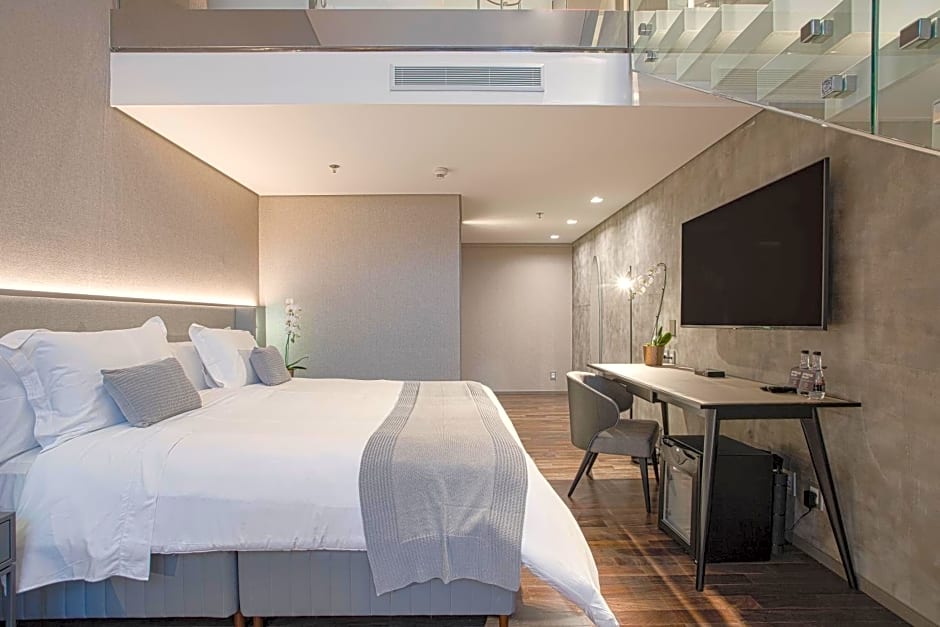 Suryaa Hotel Pinhais, Curio Collection by Hilton