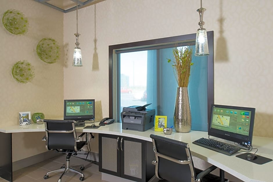 Holiday Inn Express & Suites Kansas City Airport, an IHG Hotel