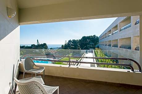 Deluxe Pool View, Deluxe Guest room, 1 Queen, Pool view, Balcony