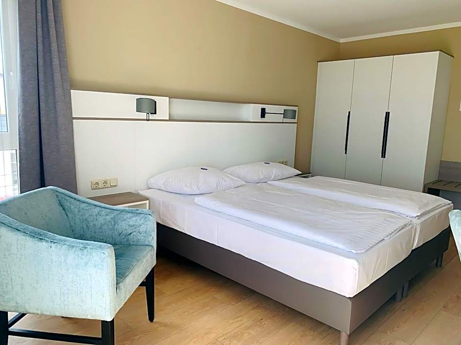 Photo 1 of 8 of Eck-Doppelzimmer mit Seeblick