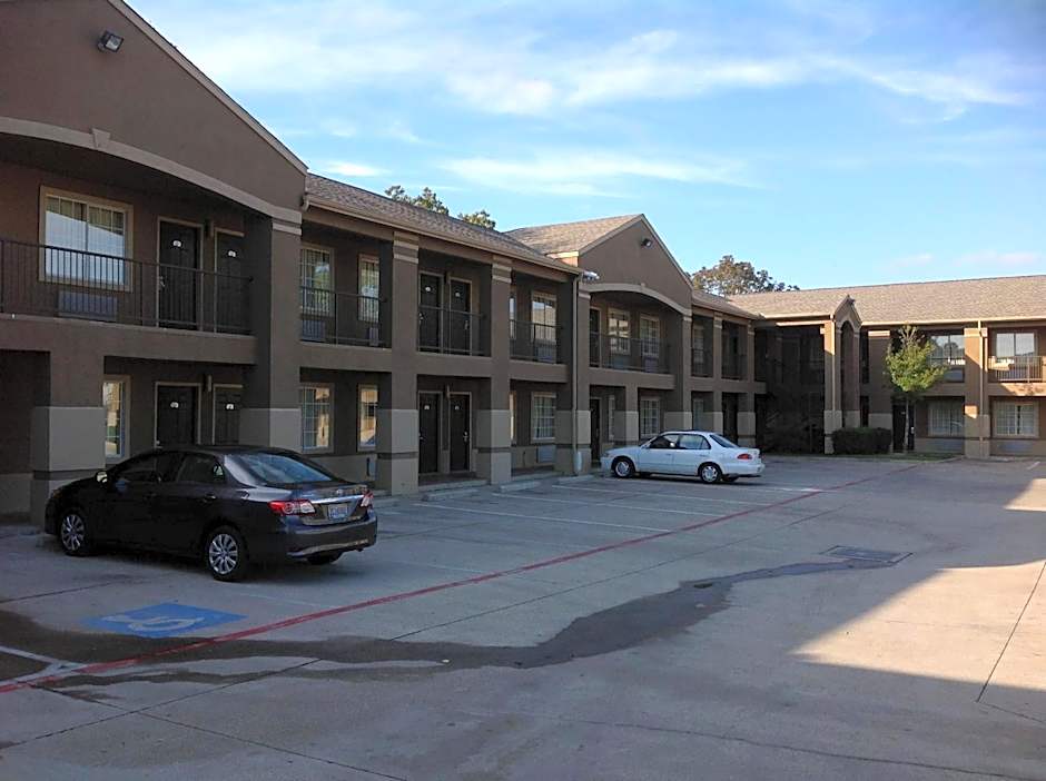 Howard Johnson by Wyndham Grand Prairie Near Lone Star Park