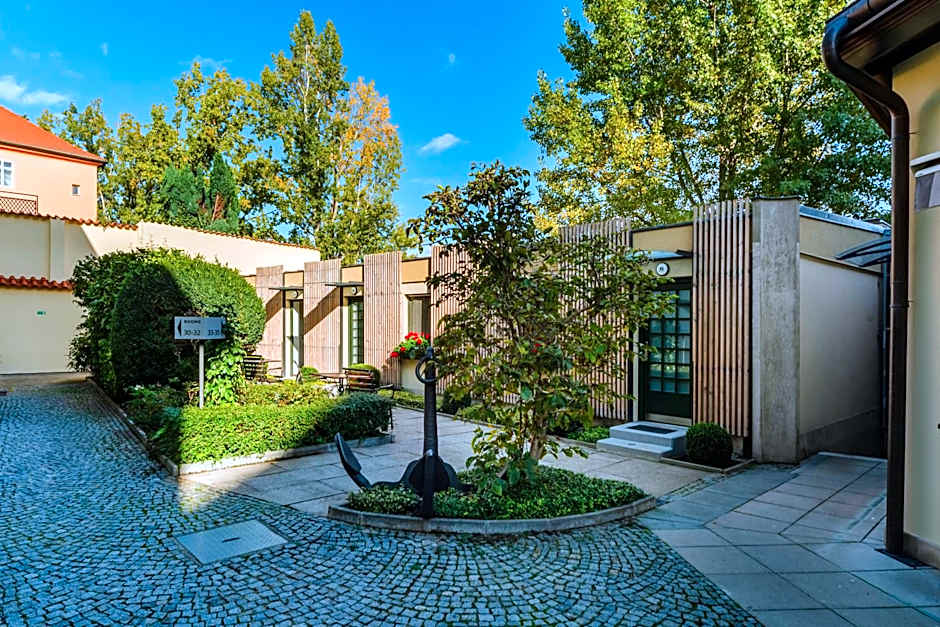 Archibald At The Charles Bridge