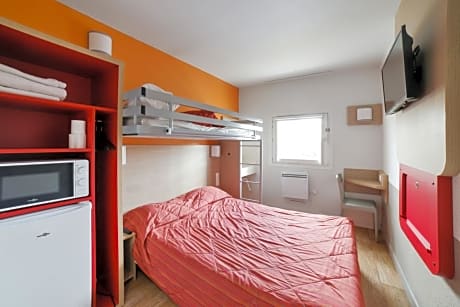 1 Double Bed 1 Bunk Bed With Shared Bathroom