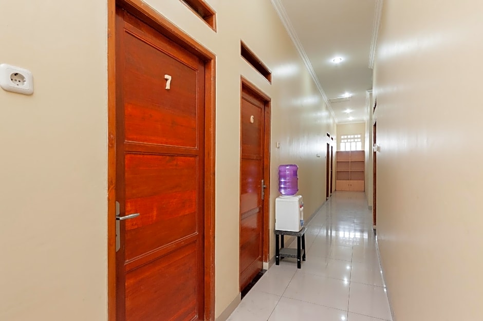 RedDoorz Syariah near Lemahabang Station