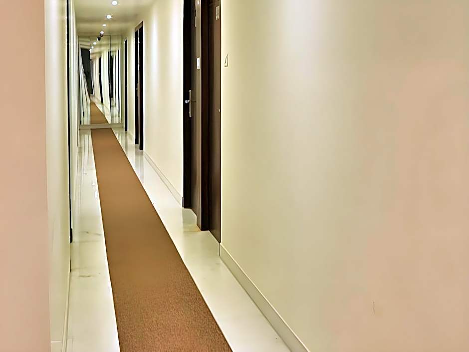 Hotel Dazzle – Agra, NC
