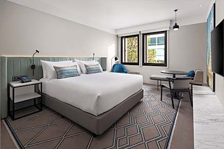 Heritage King Room with Street View