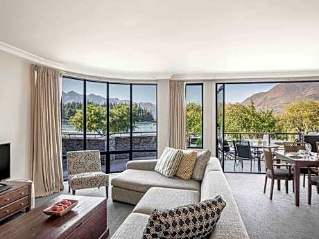 Three-bedroom ground floor lake view apartment