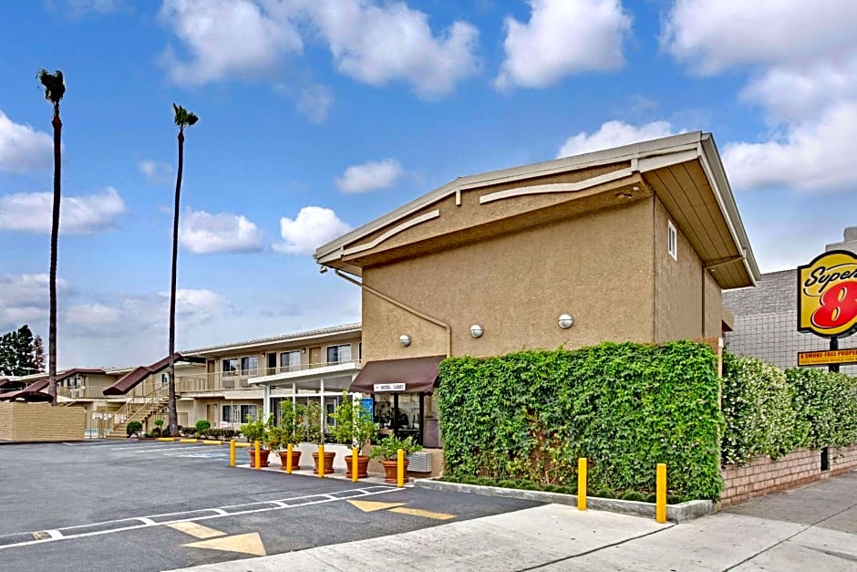 Super 8 by Wyndham Los Angeles-Culver City Area