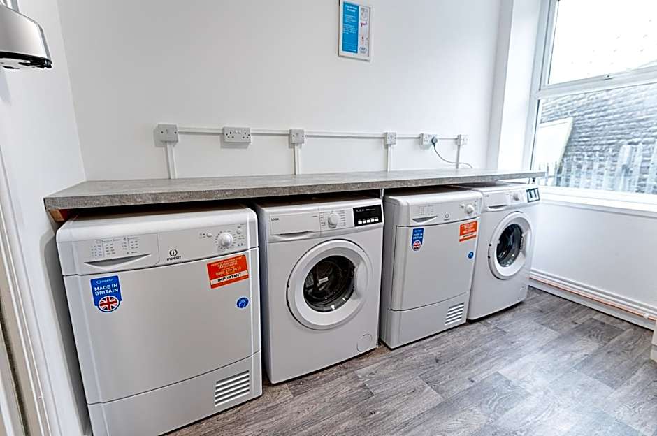 Contractor Base - Kitchen - Parking Included