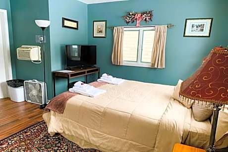Queen Bed Riverfront with Kitchenette