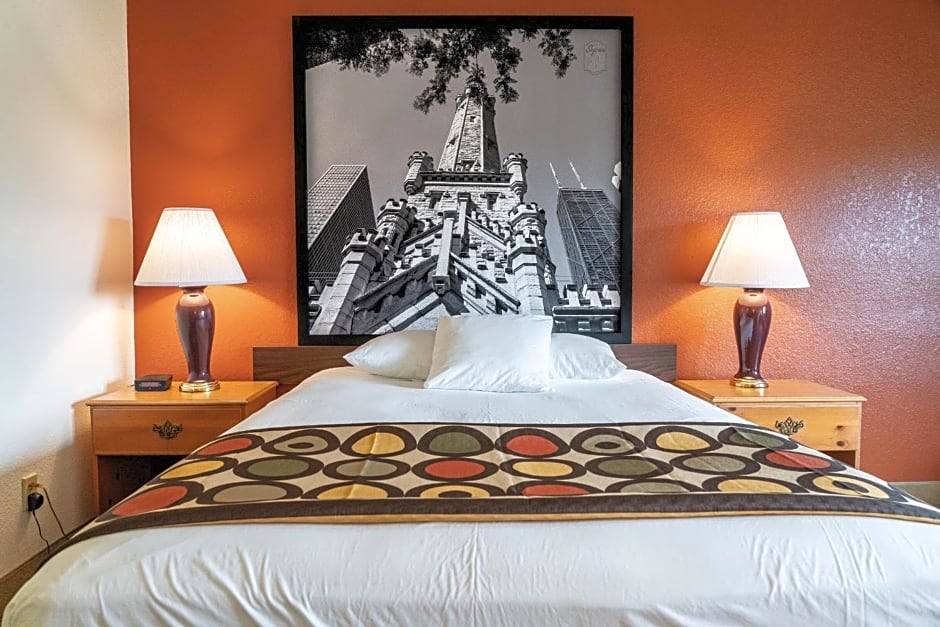 Super 8 by Wyndham Elgin