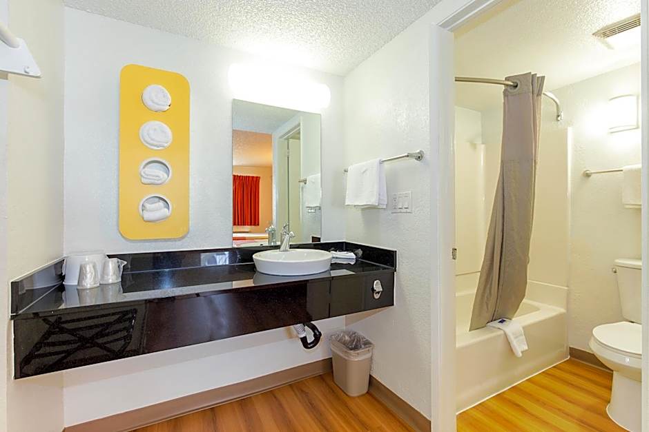 Motel 6 Hayward, CA- Silicon Valley Gateway