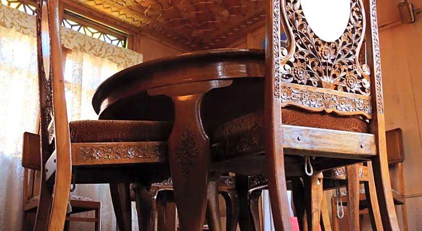 Houseboat Zaindari Palace