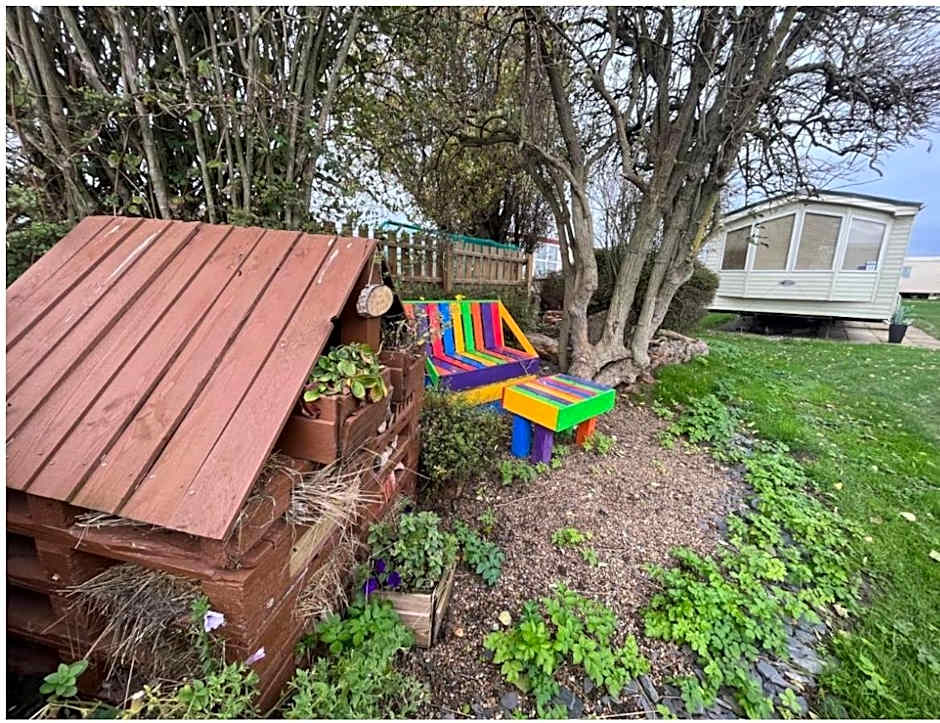 Spacious & welcoming 6th Berth Caravan California Cliffs Holiday Park, Norfolk Coast