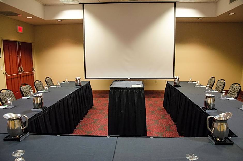 Holiday Inn Hotel Pewaukee-Milwaukee West By IHG