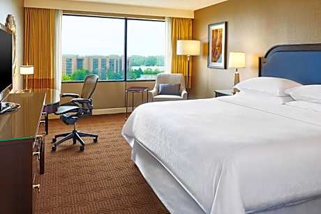 King Room with Adapted Tub - Mobility and Hearing Accessible