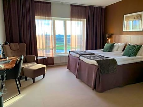 Standard Triple Room with Two Single Beds - Non-Smoking