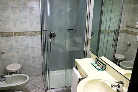 Triple Room (1 Queen Bed and 1 Twin Bed)