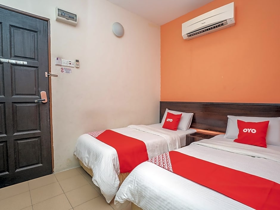 OYO 44078 The Island Hotel