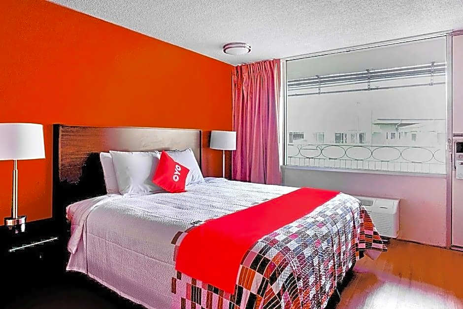 OYO Hotel Moline Downtown IL I-74 North